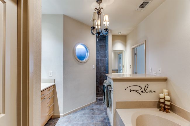 Soak tub and walk in shower | Image 19