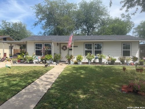 1011 E Hutchinson St, Beeville, TX, 78102-3713 | Card Image