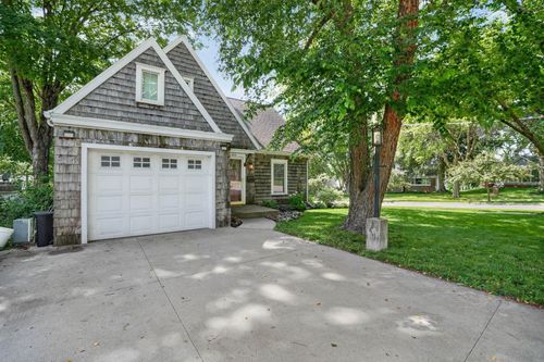 304 Columbia Cir, Waterloo, IA, 50701-3032 | Card Image