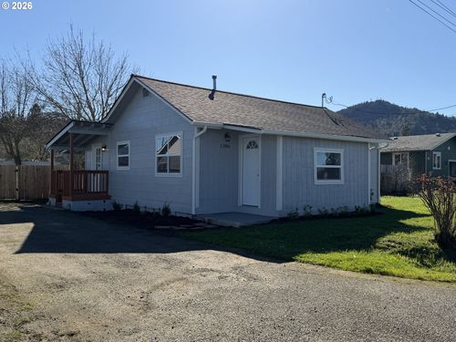 1386 Airway Ave, Sutherlin, OR, 97479-9012 | Card Image