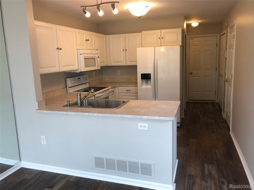 17501 Gateway Cir, Southfield, MI, 48075-4717 | Card Image