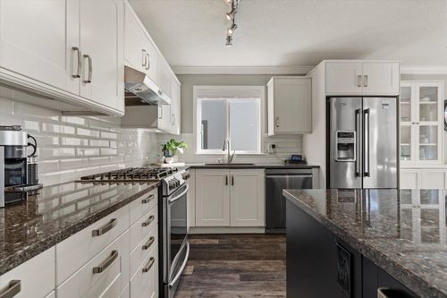 11-8590 Sunrise Dr, Chilliwack, BC, V2R3Z4 | Card Image