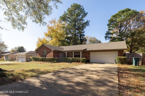 8303 Farmington Dr E, Southaven, MS, 38671-3925 | Card Image
