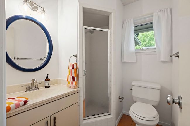 Walk-in shower & vanity | Image 24