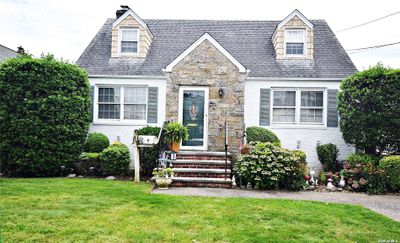 11 Dorothy Place, House other with 3 bedrooms, 2 bathrooms and null parking in Lynbrook NY | Image 1