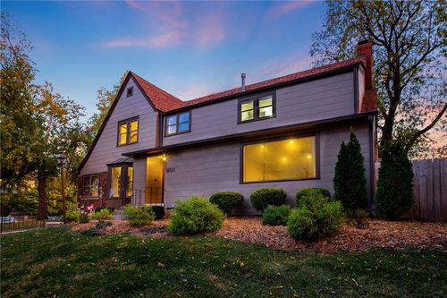 801 Valentine Rd, Kansas City, MO, 64111-3815 | Card Image