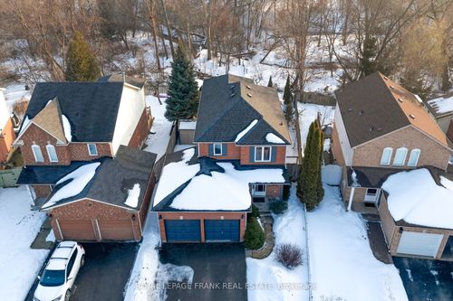 9 Royal Pines Crt, Bowmanville, ON, L1C4P4 | Card Image