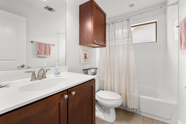 Full guest bathroom upstairs | Image 21