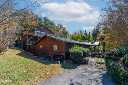 3588 Four Seasons Ln, Sevierville, TN, 37862-8520 | Card Image