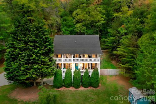 10 Country Rd, Hendersonville, NC, 28791-8601 | Card Image