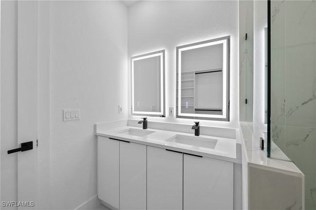 Full bathroom with double vanity | Image 25