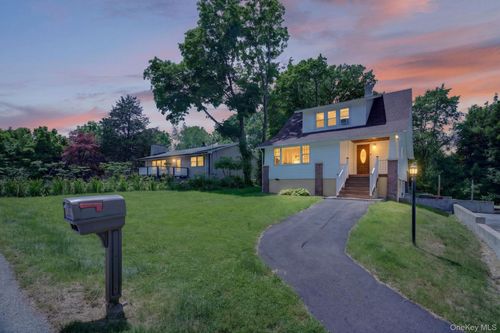 7 Walnut St, Poughkeepsie, NY, 12601-1035 | Card Image