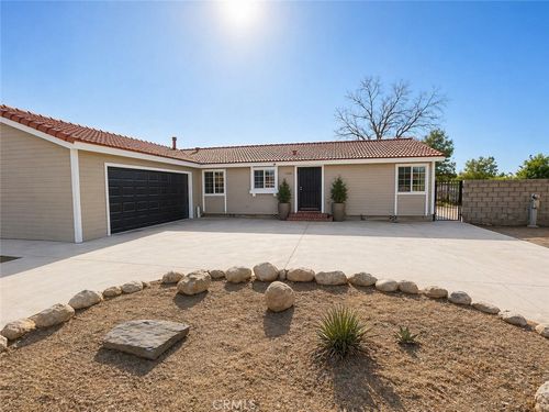 12546 Navajo Rd, Apple Valley, CA, 92308-5509 | Card Image