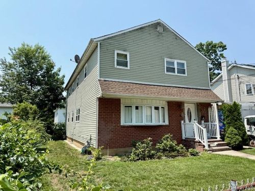 195 Garden St, Westbury, NY, 11590-3838 | Card Image