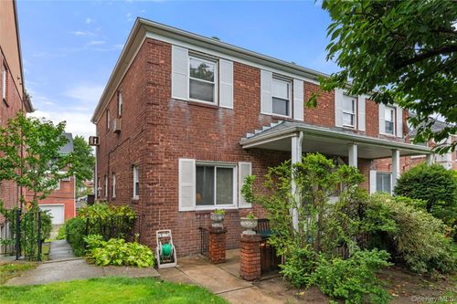 17519 74th Ave, Fresh Meadows, NY, 11366-1528 | Card Image