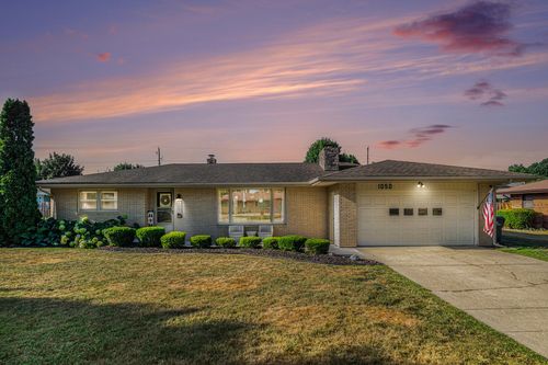 1050 S Trail Ln, Saint Joseph, MI, 49085-3264 | Card Image