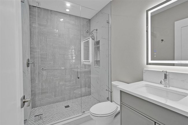 private guest full bathroom | Image 32