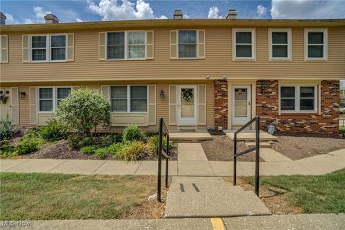 51 Quaker Ridge Dr, Akron, OH, 44313-3531 | Card Image