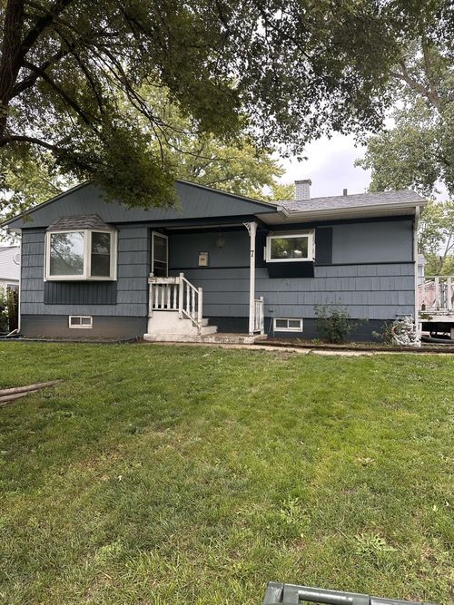 7 Hickory Dr, Carpentersville, IL, 60110-1646 | Card Image