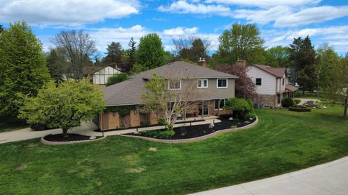 2495 Chalet Dr, Rochester Hills, MI, 48309-2055 | Card Image