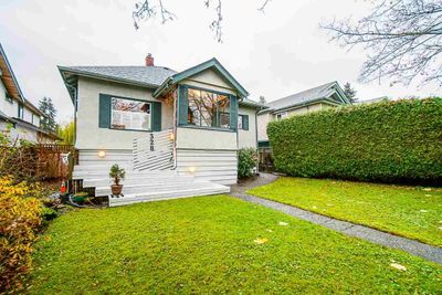 328 W 17th St, House other with 3 bedrooms, 2 bathrooms and 2 parking in North Vancouver BC | Image 1