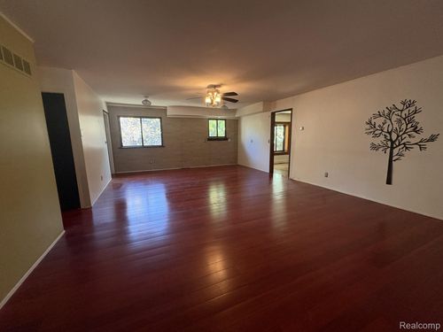 2871 Harvey St, Rochester Hills, MI, 48309-3640 | Card Image