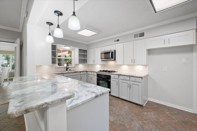 Breakfast bar for extra dining | Image 13