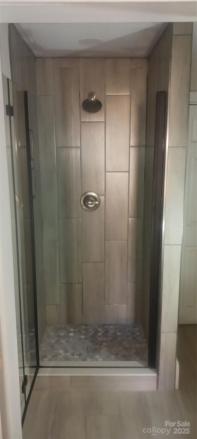 Downstairs Shower | Image 26