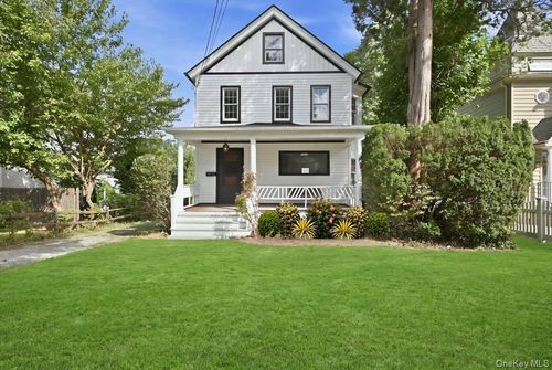 42 Chestnut St, Glen Cove, NY, 11542-1917 | Card Image
