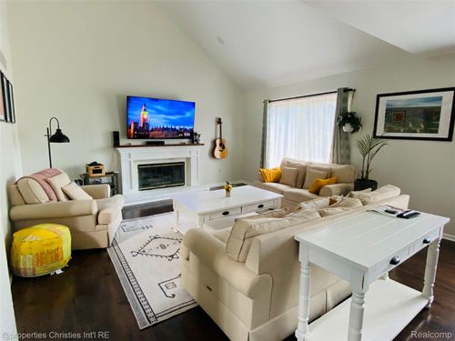 24089 Susan Dr, Farmington Hills, MI, 48336-2829 | Card Image