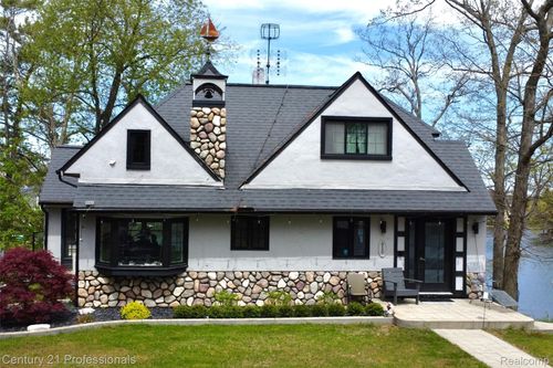 910 Pine Tree Rd W, Lake Orion, MI, 48362-2562 | Card Image