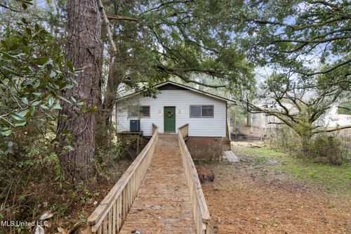 1927 Shady Point Cir, Gautier, MS, 39553-2213 | Card Image