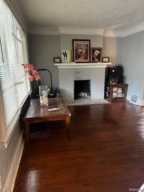 1989 Eason St, Detroit, MI, 48203-2607 | Card Image