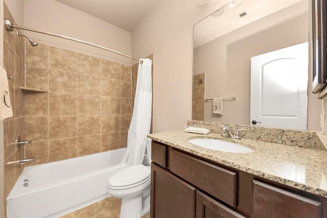 Full upstairs Bathroom | Image 31