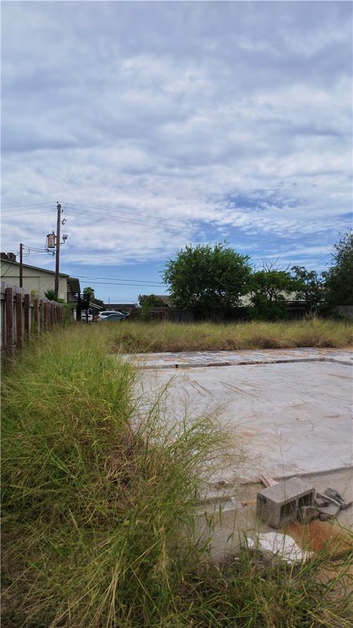 1306 Sandstone Dr, Corpus Christi, TX, 78412-4127 | Card Image