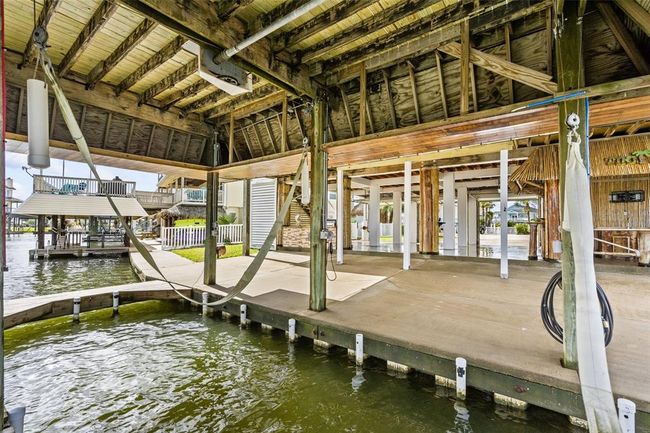 Boatlift and Boathouse | Image 31