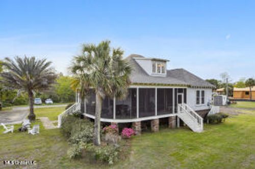 400 Merritt St, Waveland, MS, 39576-3240 | Card Image