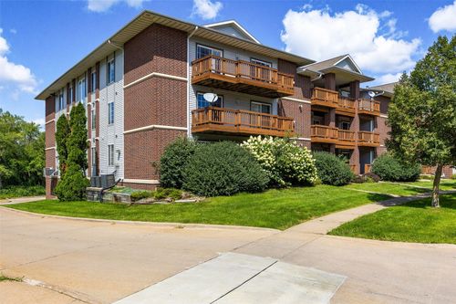 536 Westside Dr, Iowa City, IA, 52246-4353 | Card Image