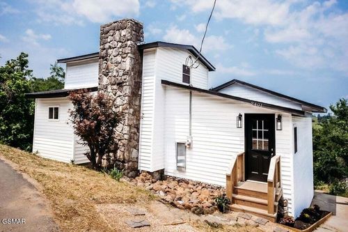 2401 Top View Cir, Sevierville, TN, 37876-8719 | Card Image