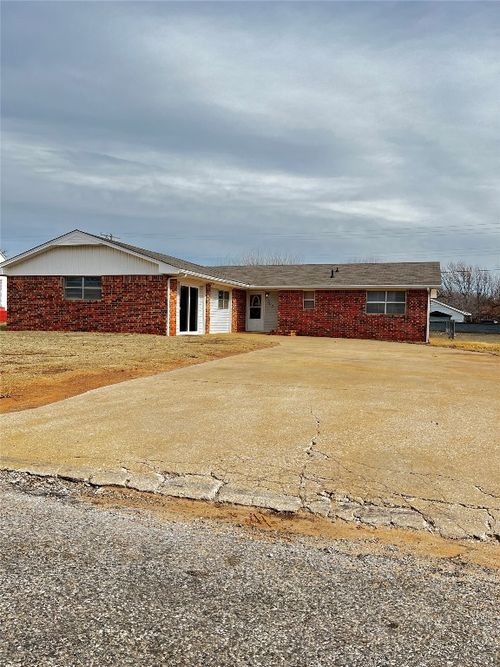 202 S Locust Street, Seiling, OK, 73663 | Card Image