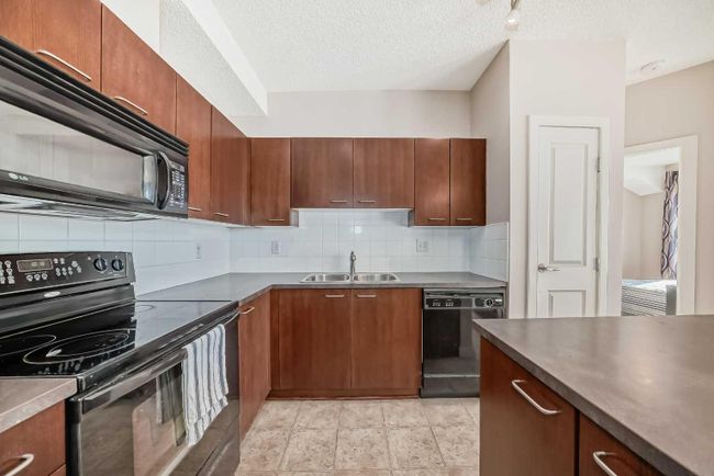 404 - 120 Country Village Circle Ne, Home with 2 bedrooms, 2 bathrooms and 2 parking in Calgary AB | Image 6