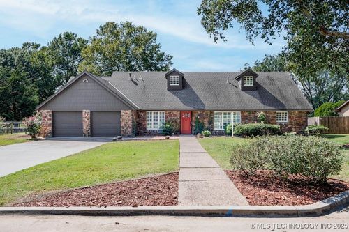 925 Se Paddock Ct, Bartlesville, OK, 74006-7717 | Card Image
