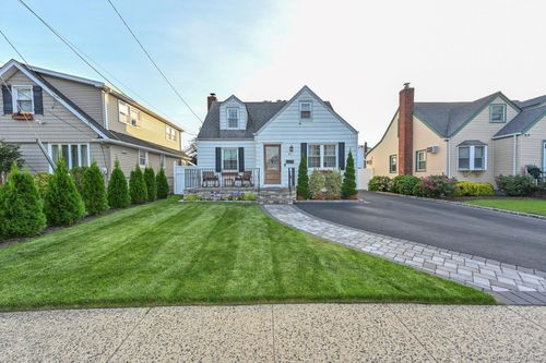 8 Garden Ave, Carle Place, NY, 11514-2112 | Card Image