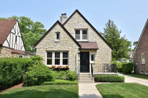 5352 N Kent Ave, Whitefish Bay, WI, 53217-5109 | Card Image