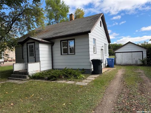 31 Laurier Avenue, House with 2 bedrooms, 1 bathrooms and 3 parking in Yorkton SK | Card Image