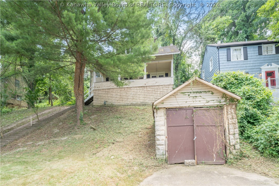 Edgewood Dr, Charleston, WV 25302
