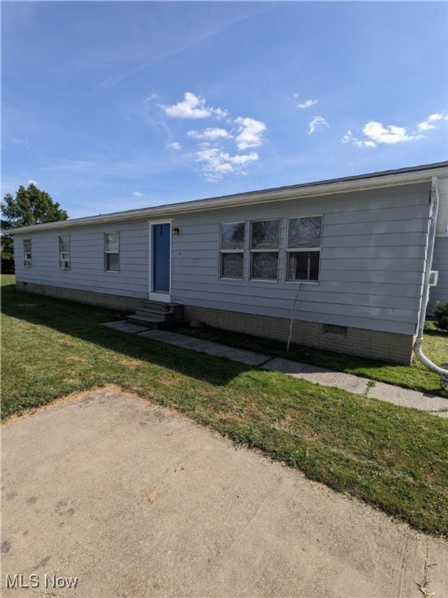 Manufactured / mobile home with a front yard | Image 15