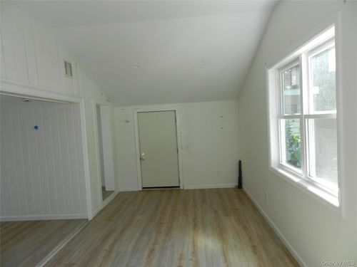 75 Thorne St, Patchogue, NY, 11772-2839 | Card Image