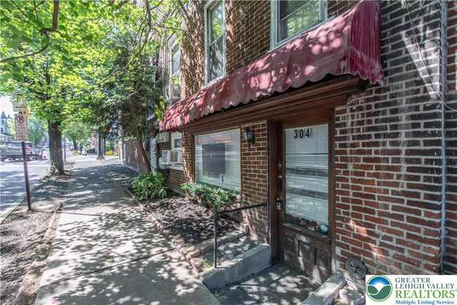 Entrance to Salon on the side | Image 10