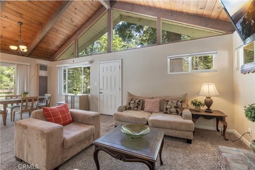 860 E Victoria Ct, Lake Arrowhead, CA, 92352 | Card Image